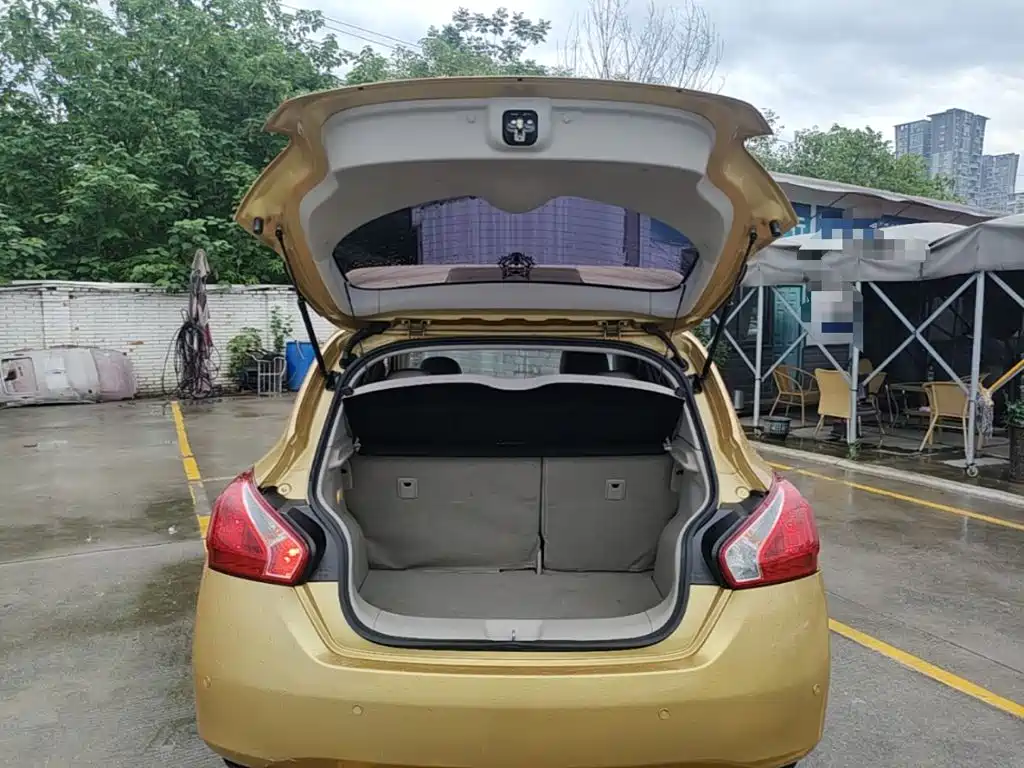 Nissan Tiida 2015 — фото 19
