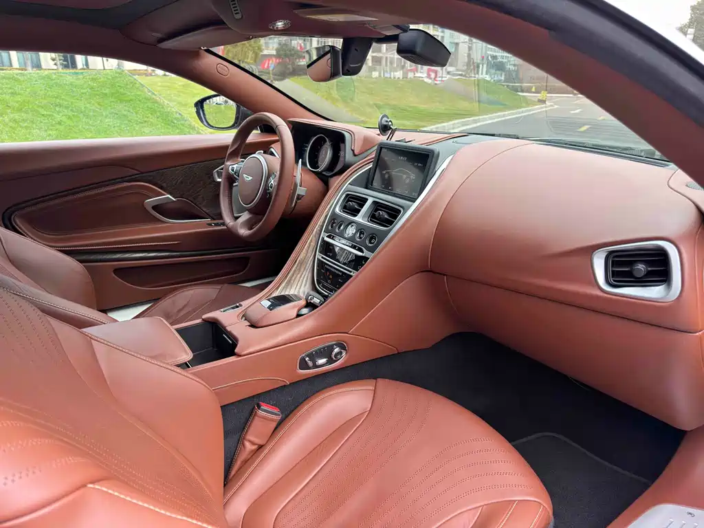 Aston Martin DB11 2018 — фото 13