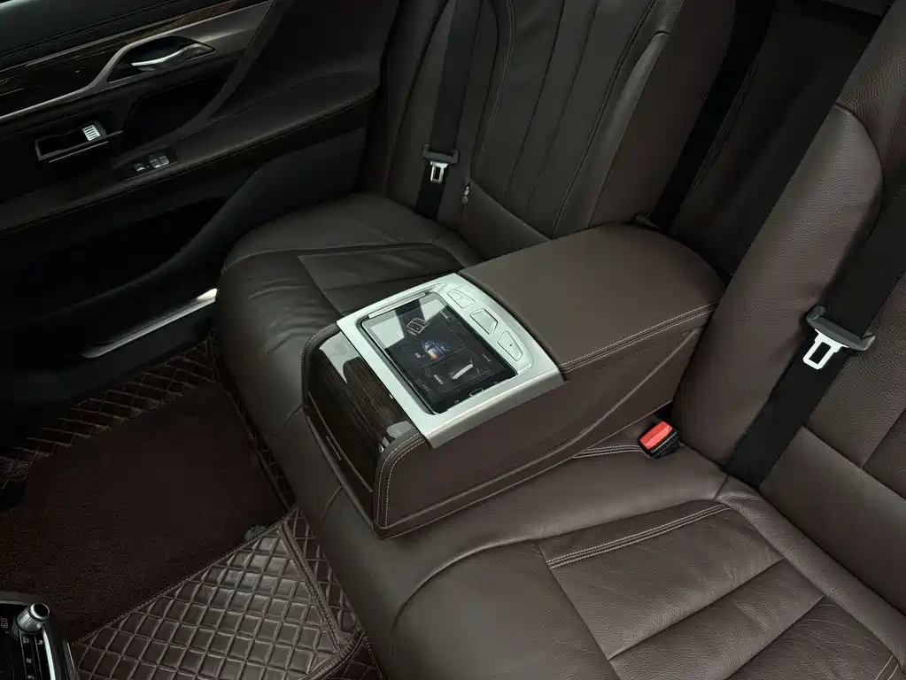 BMW 7 Series 2017 — фото 11