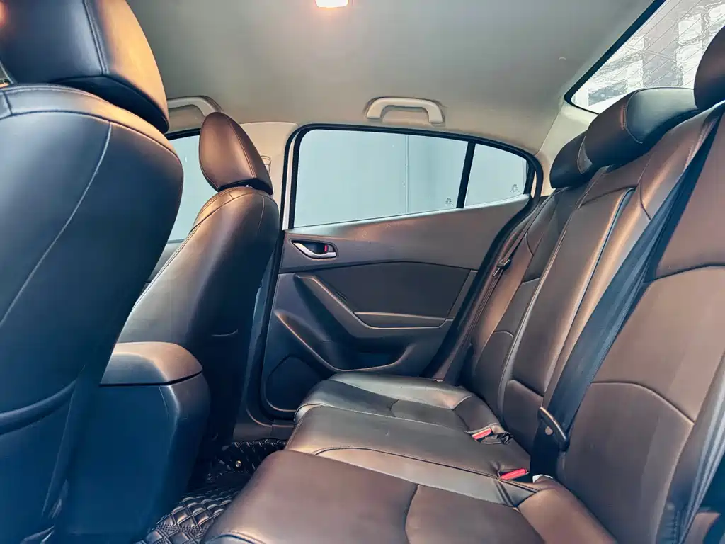 Mazda 3 Axela 2019 — фото 10