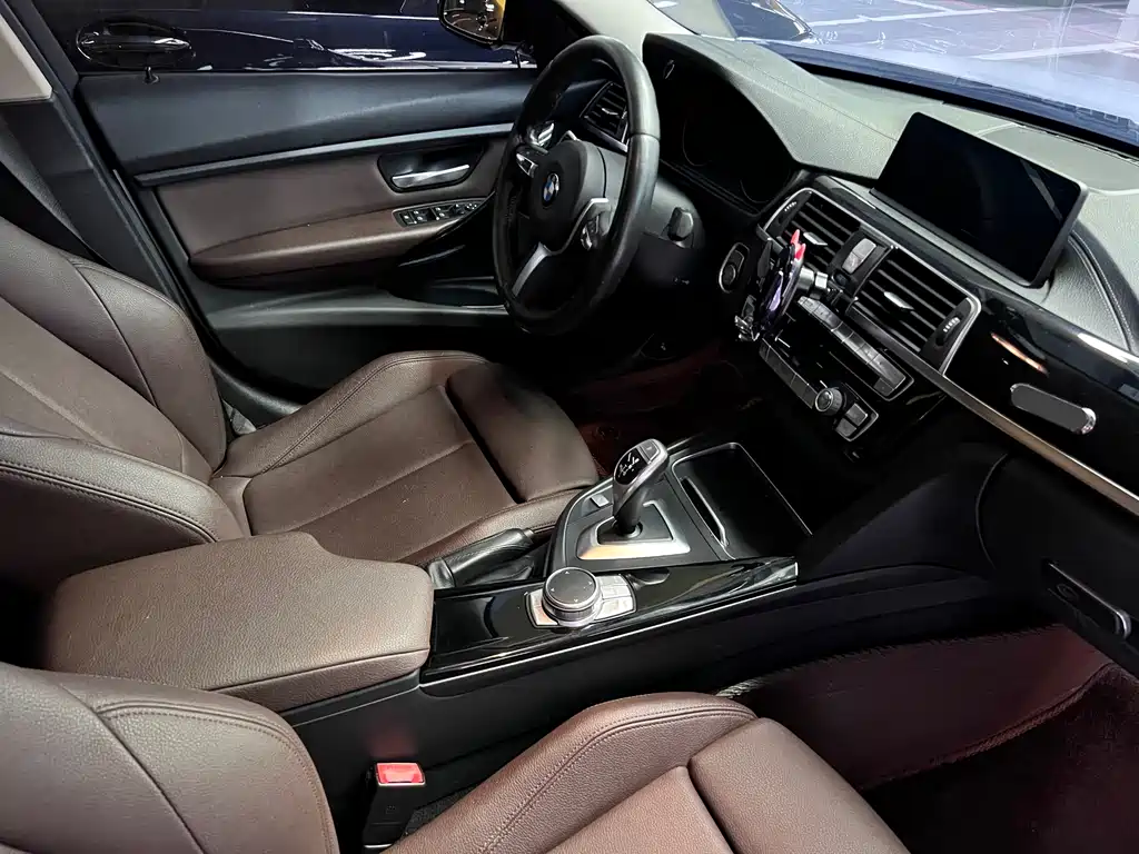 BMW 3 Series 2019 — фото 10