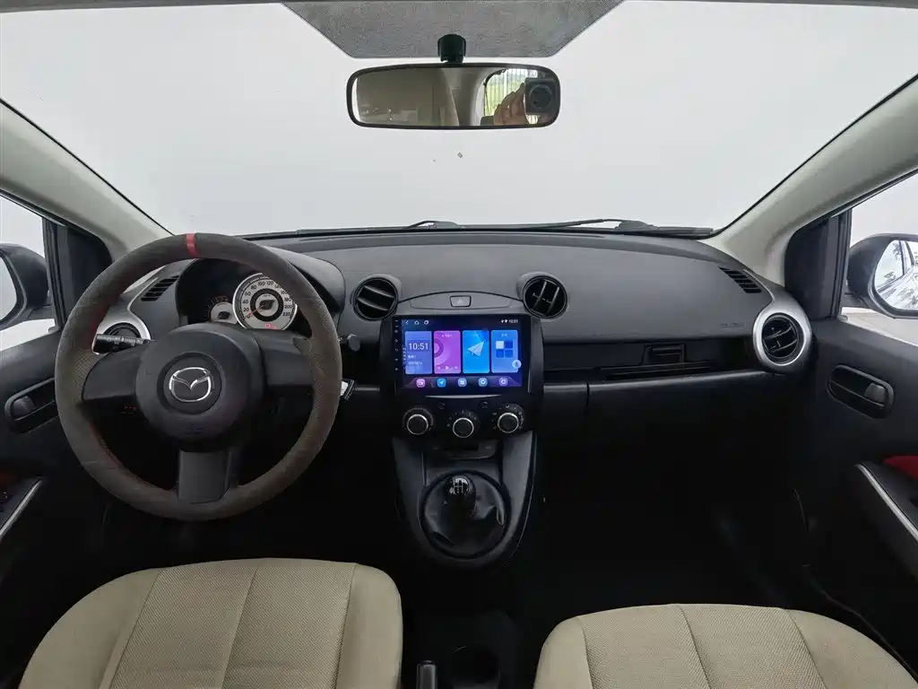 Mazda 2 2015