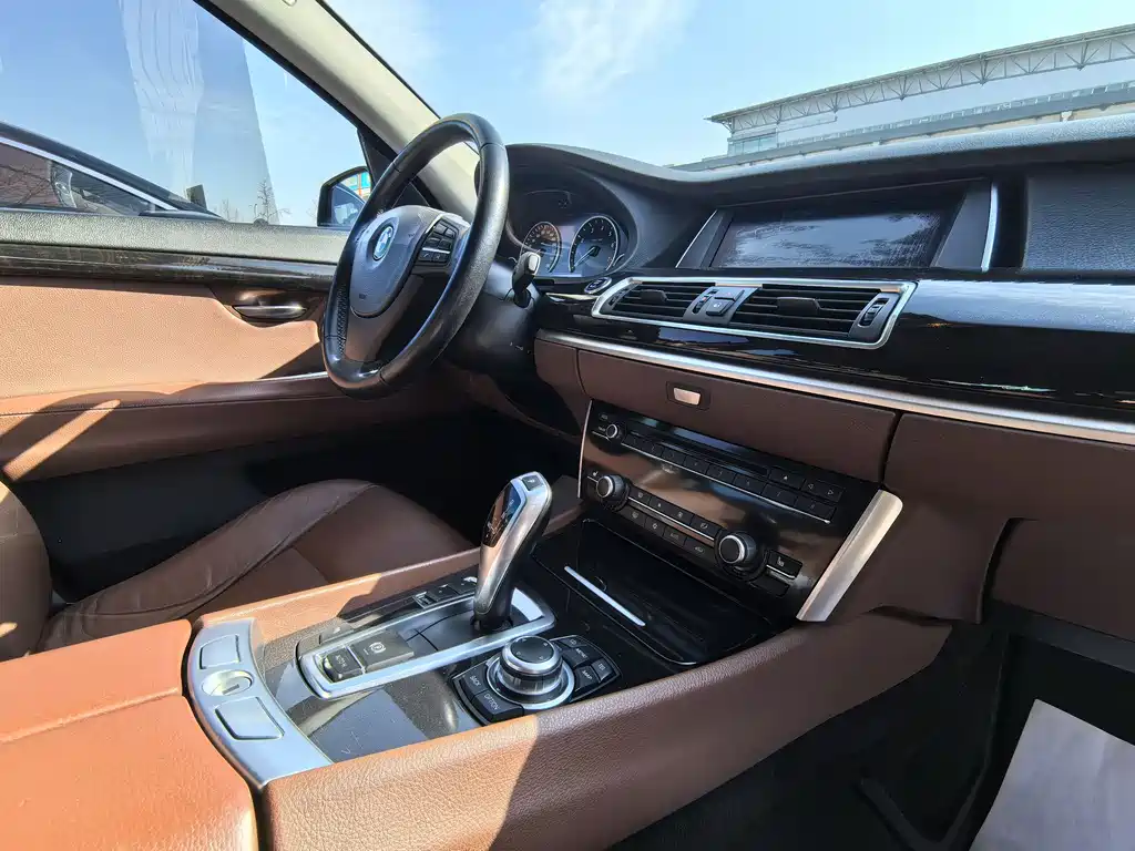 BMW 5 Series GT 2011 — фото 9