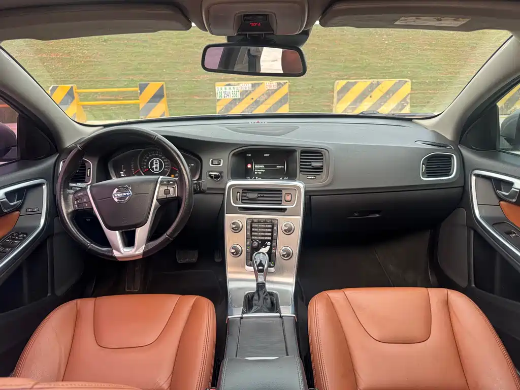 Volvo S60 2015 — фото 17