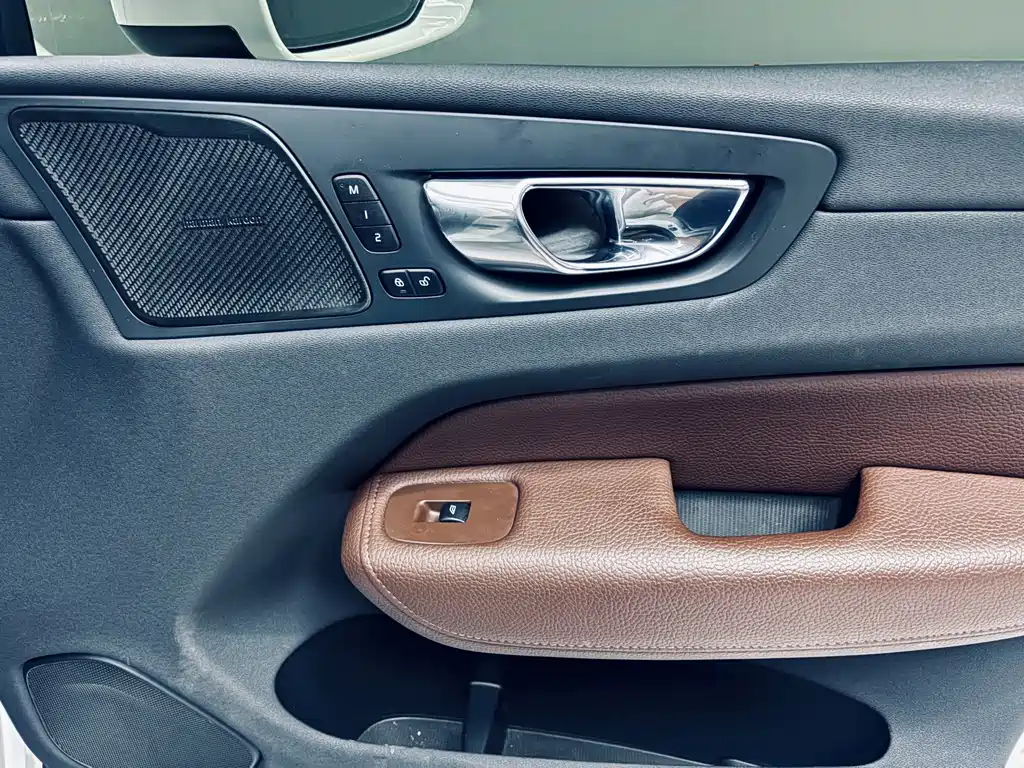 Volvo XC60 2019 — фото 15
