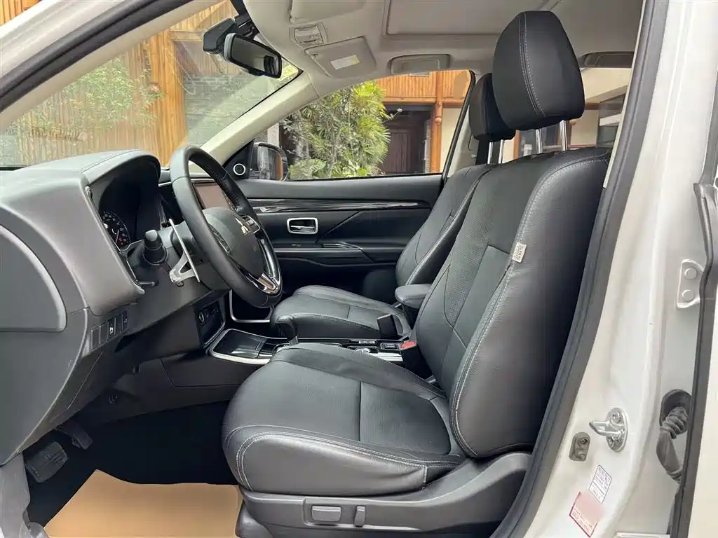 Mitsubishi Outlander 2018 — фото 15
