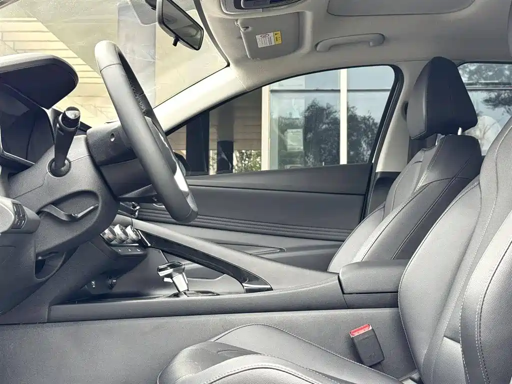 Hyundai Elantra 2023 — фото 4