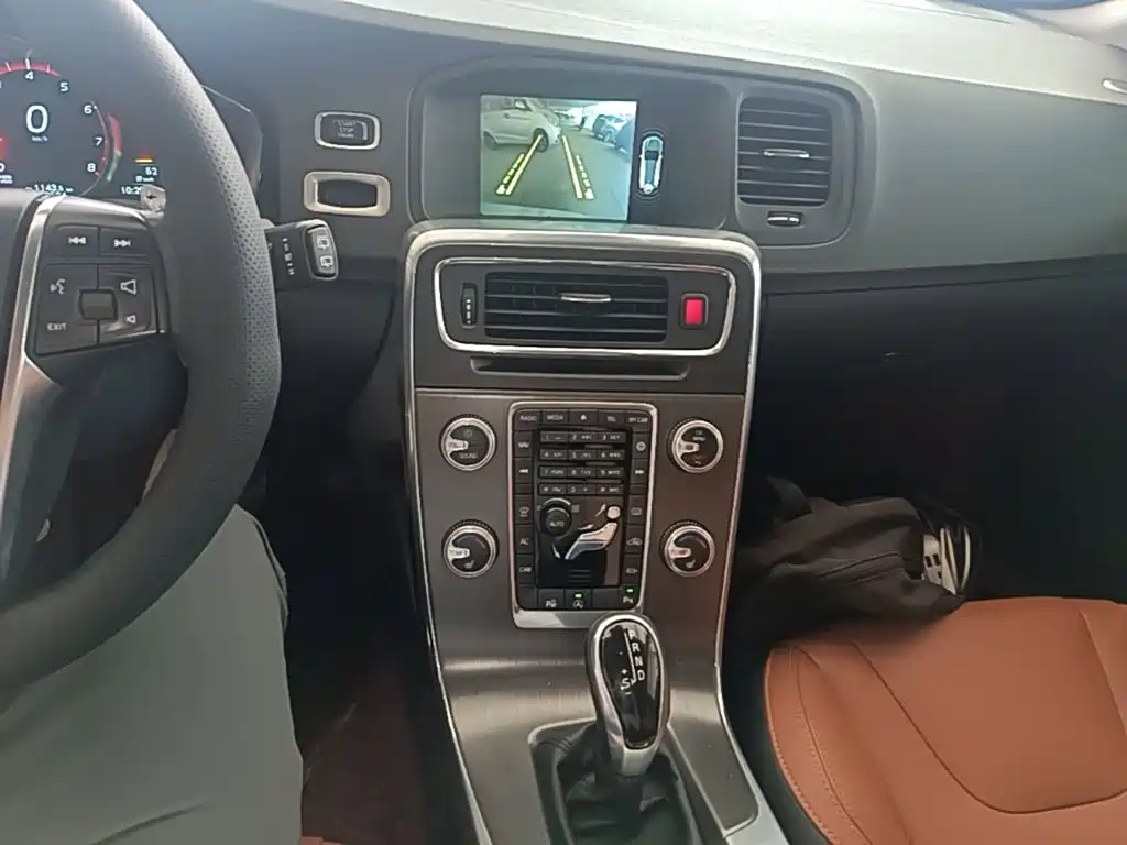 Volvo V60 2016 — фото 13