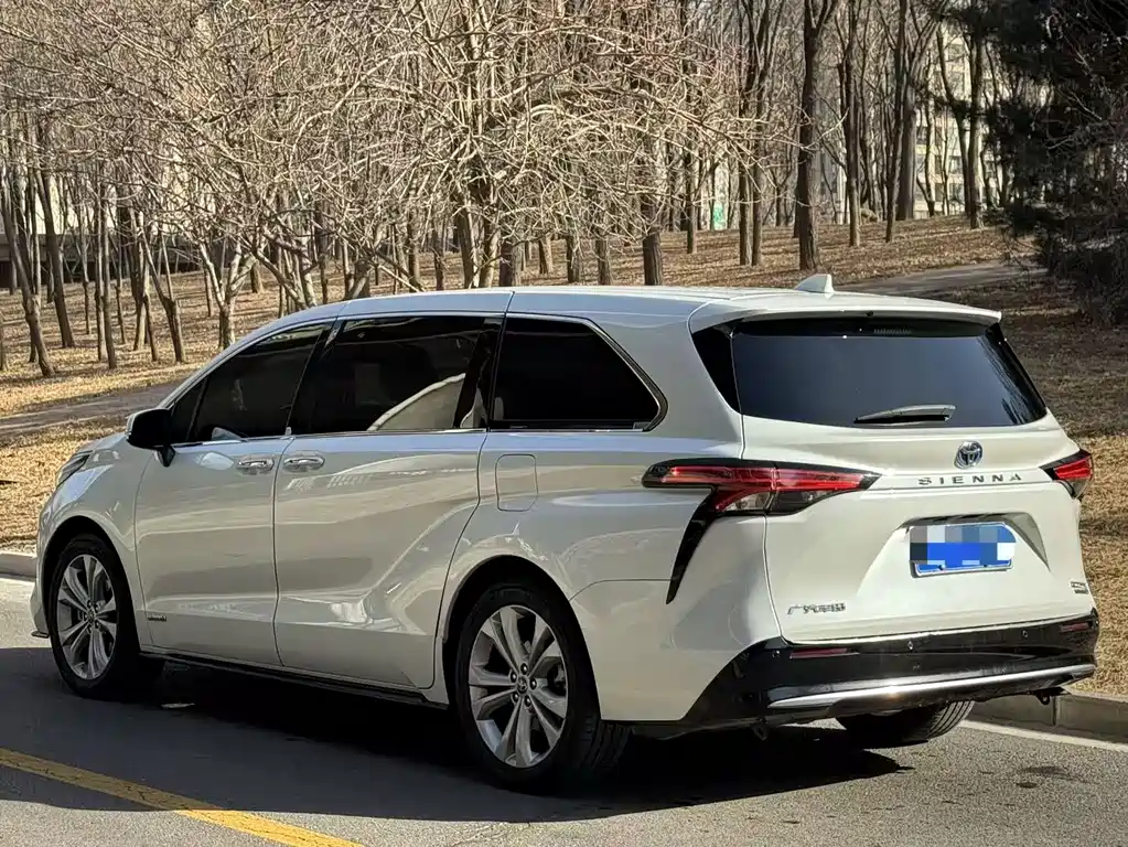 Toyota Sienna 2023 — фото 4