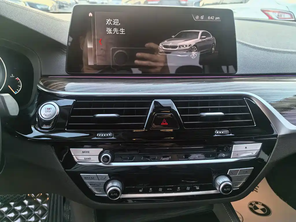 BMW 5 Series 2019 — фото 16