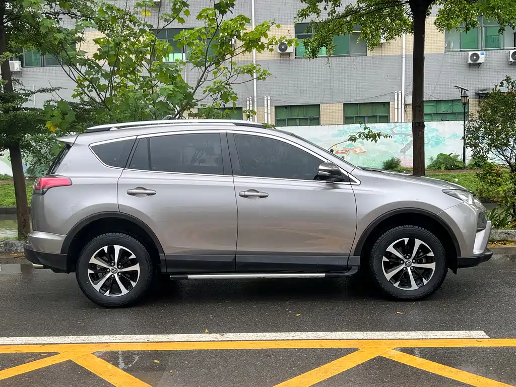 Toyota RAV4 2019 — фото 8