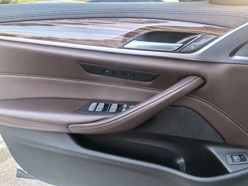 BMW 5 Series 2019 — фото 18