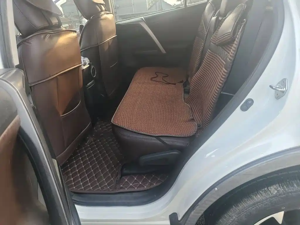 Toyota RAV4 2017 — фото 15
