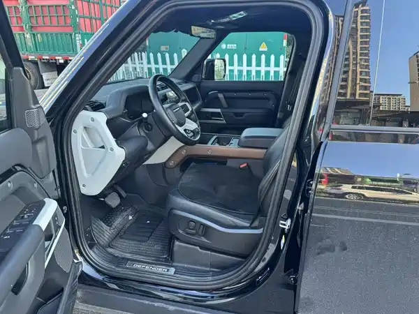 Land Rover Defender 2023