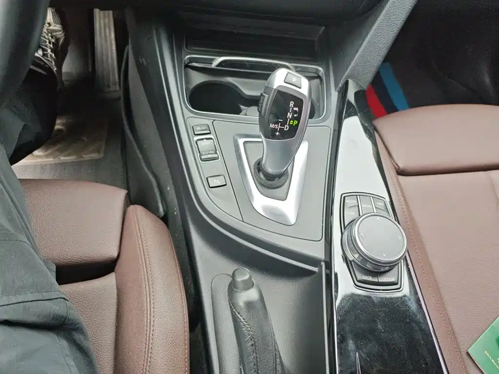 BMW 3 Series 2019 — фото 10