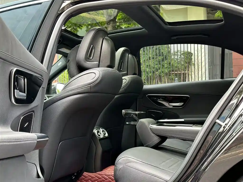 Mercedes-Benz C-Class 2024