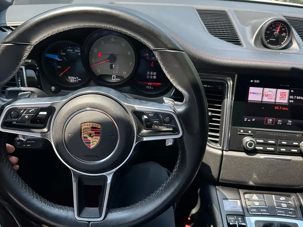 Porsche Macan 2017 — фото 23
