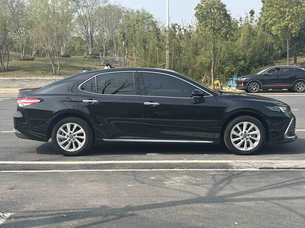 Toyota Camry 2023 — фото 17