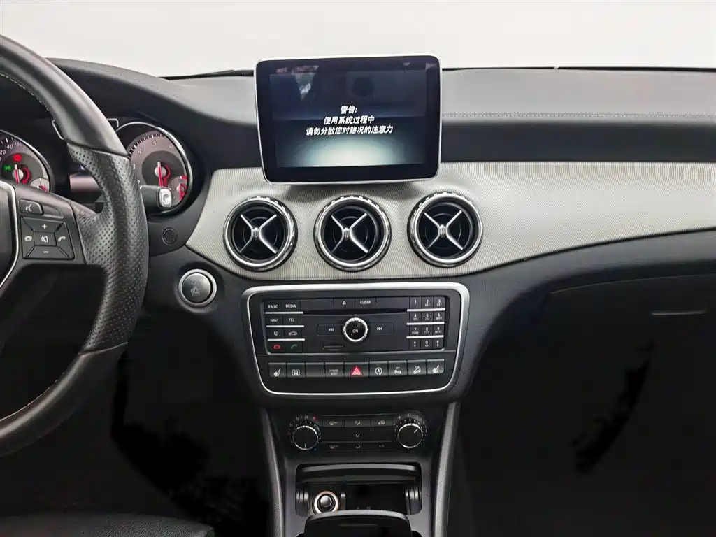 Mercedes-Benz GLA 2016 — фото 12