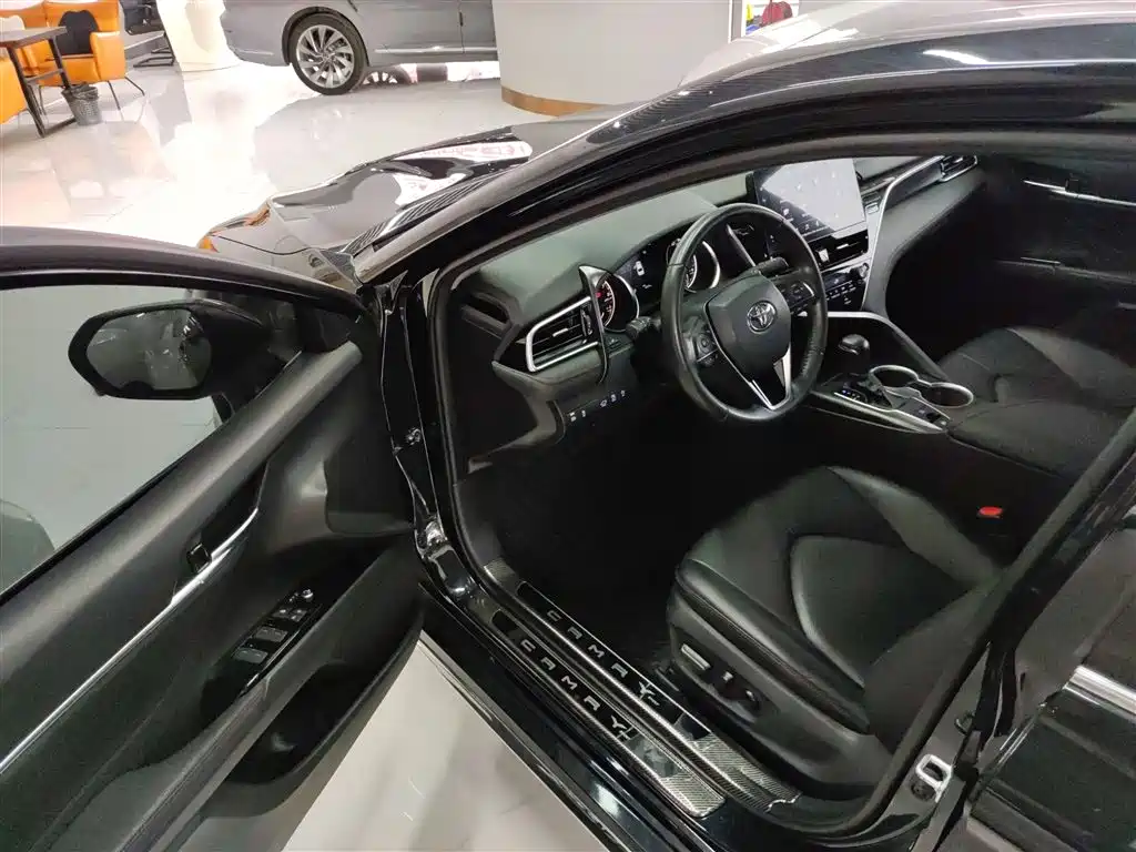 Toyota Camry 2023 — фото 12
