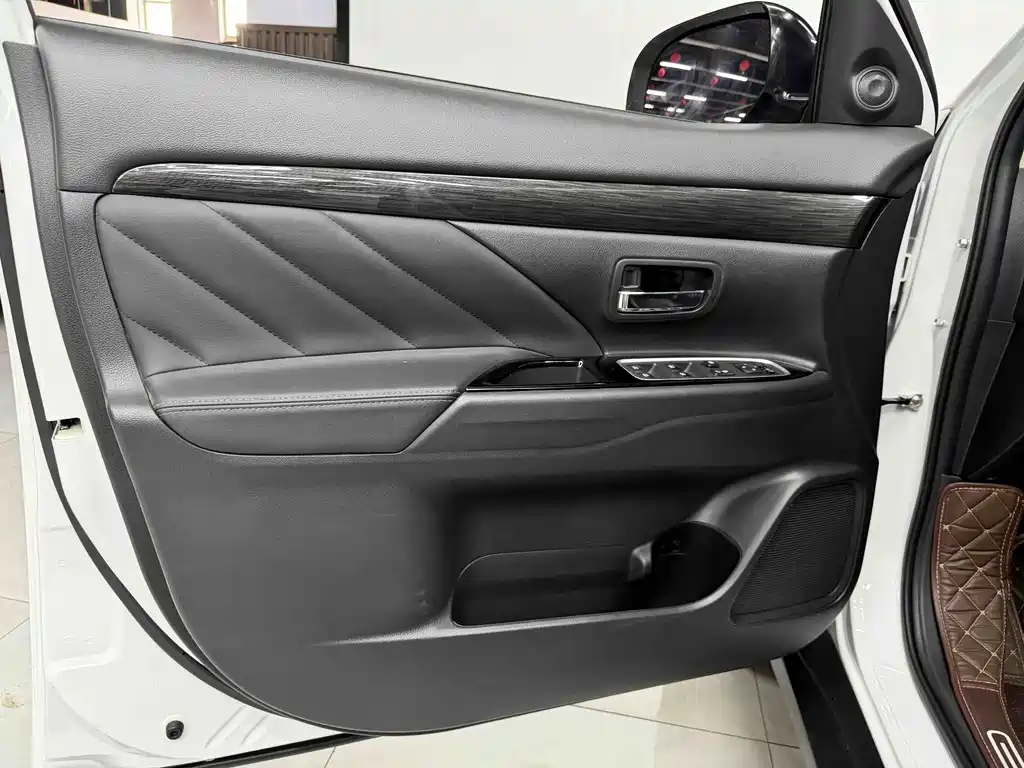 Mitsubishi Outlander 2021 — фото 13