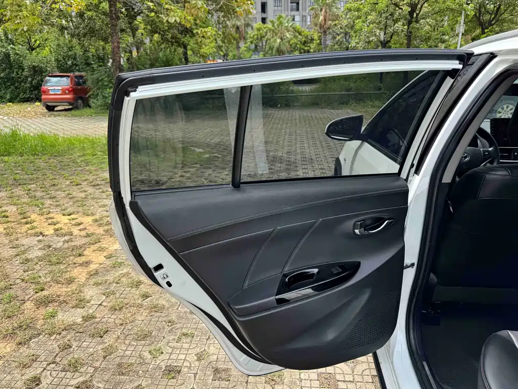 Toyota Yaris L 2022 — фото 30