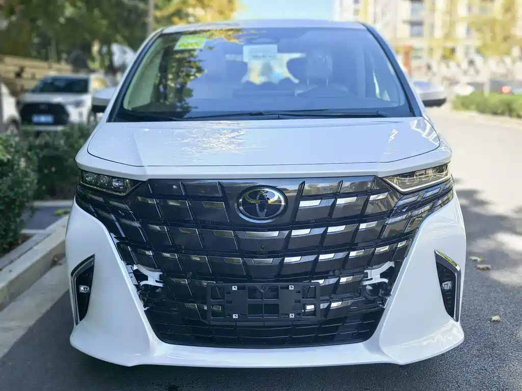 Toyota Alphard — фото 2