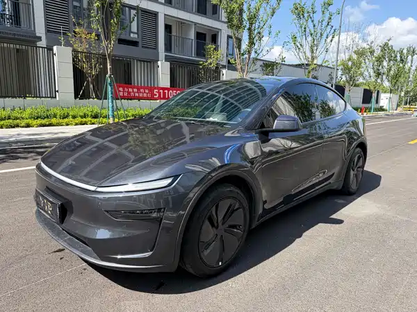 Tesla Model Y 2025