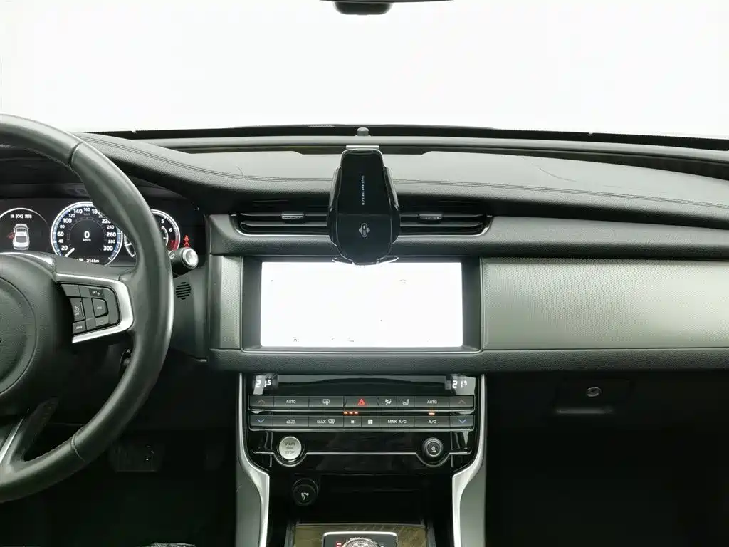 Jaguar XFL 2021 — фото 12