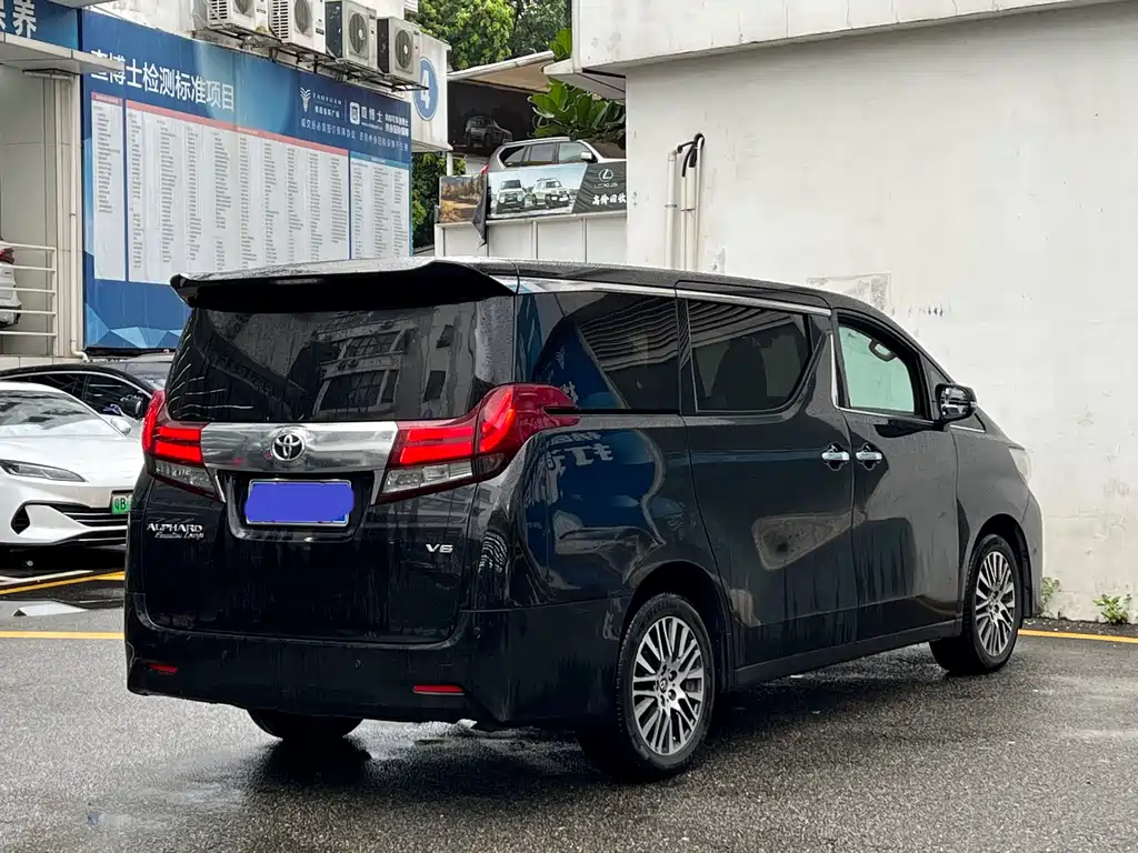 Toyota Alphard 2017 — фото 18