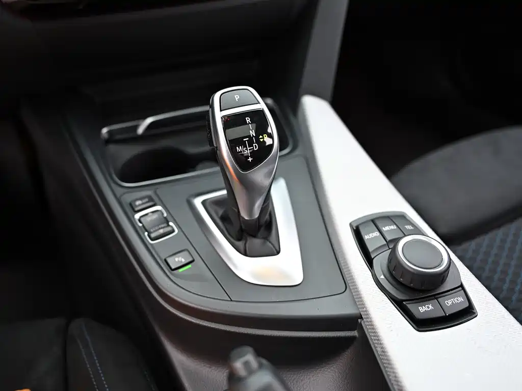 BMW 3 Series 2017 — фото 10