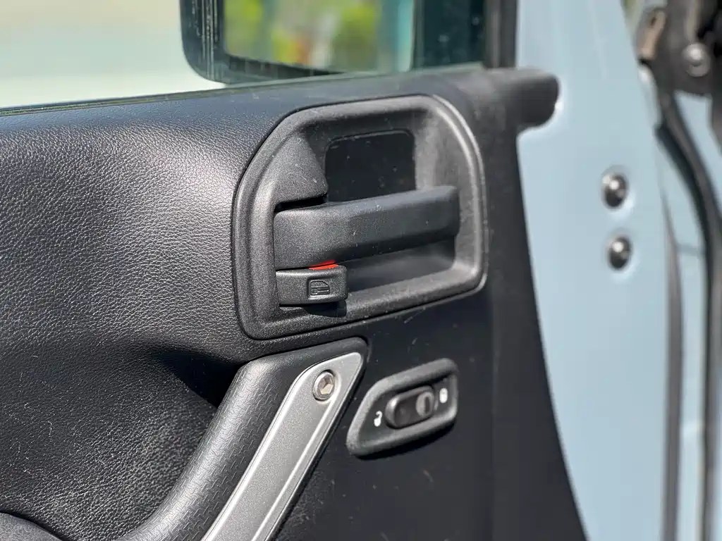 Jeep Wrangler 2016 — фото 11