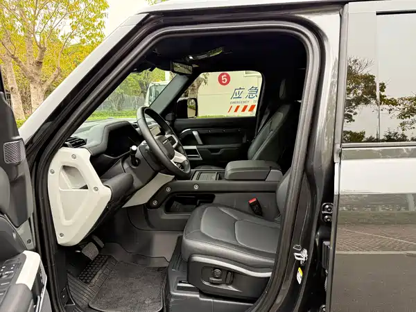 Land Rover Defender 2023