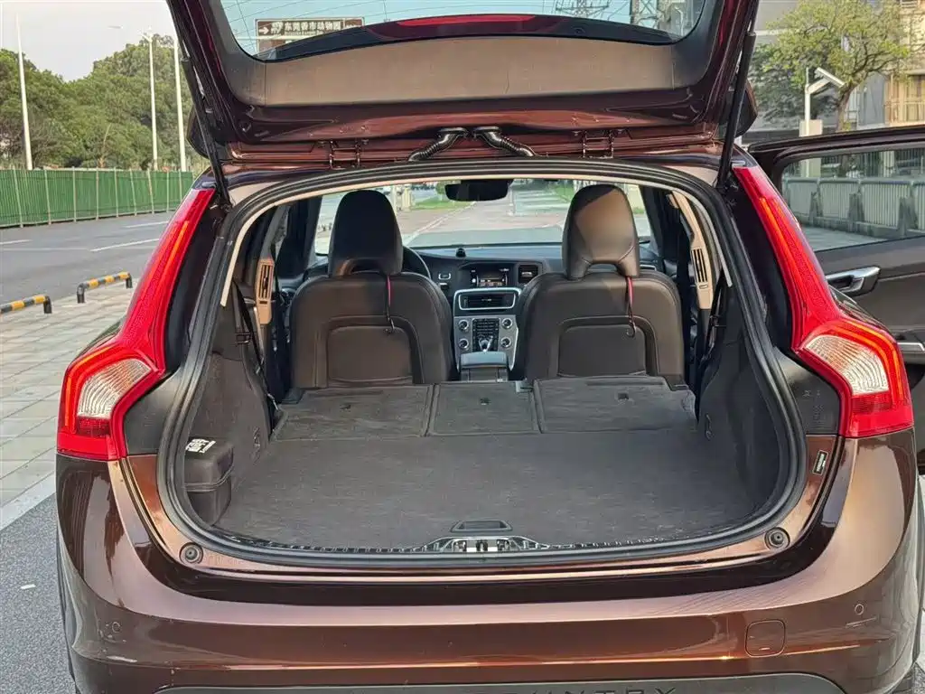 Volvo V60 2018 — фото 10
