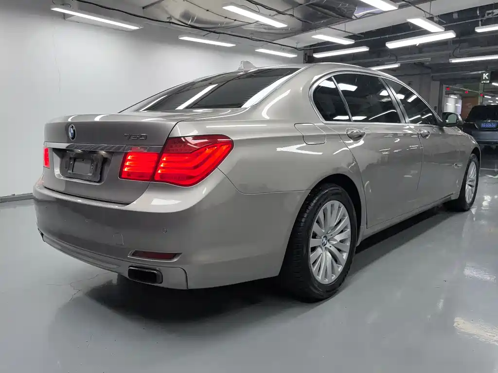 BMW 7 Series 2010 — фото 16