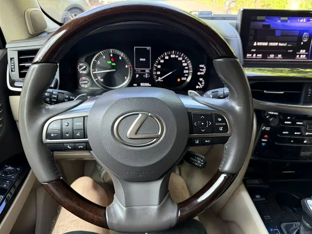Lexus LX 2016 — фото 10