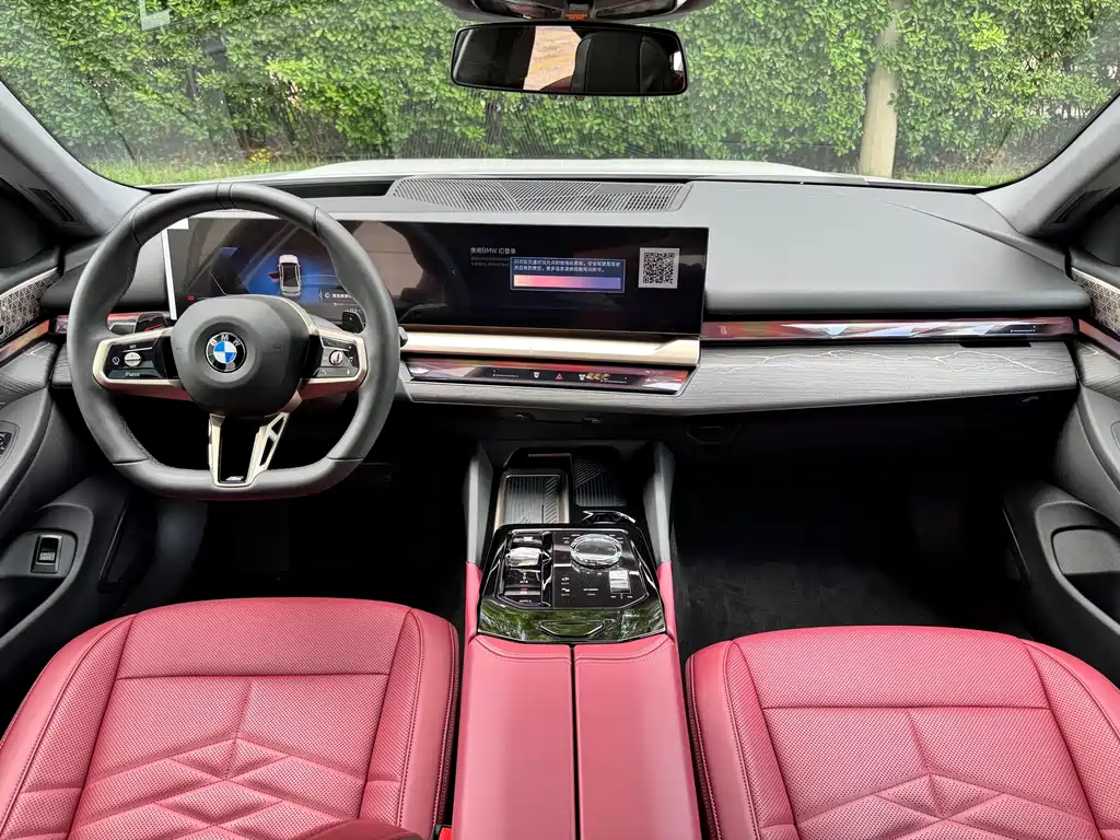 BMW 5 Series 2025 — фото 16