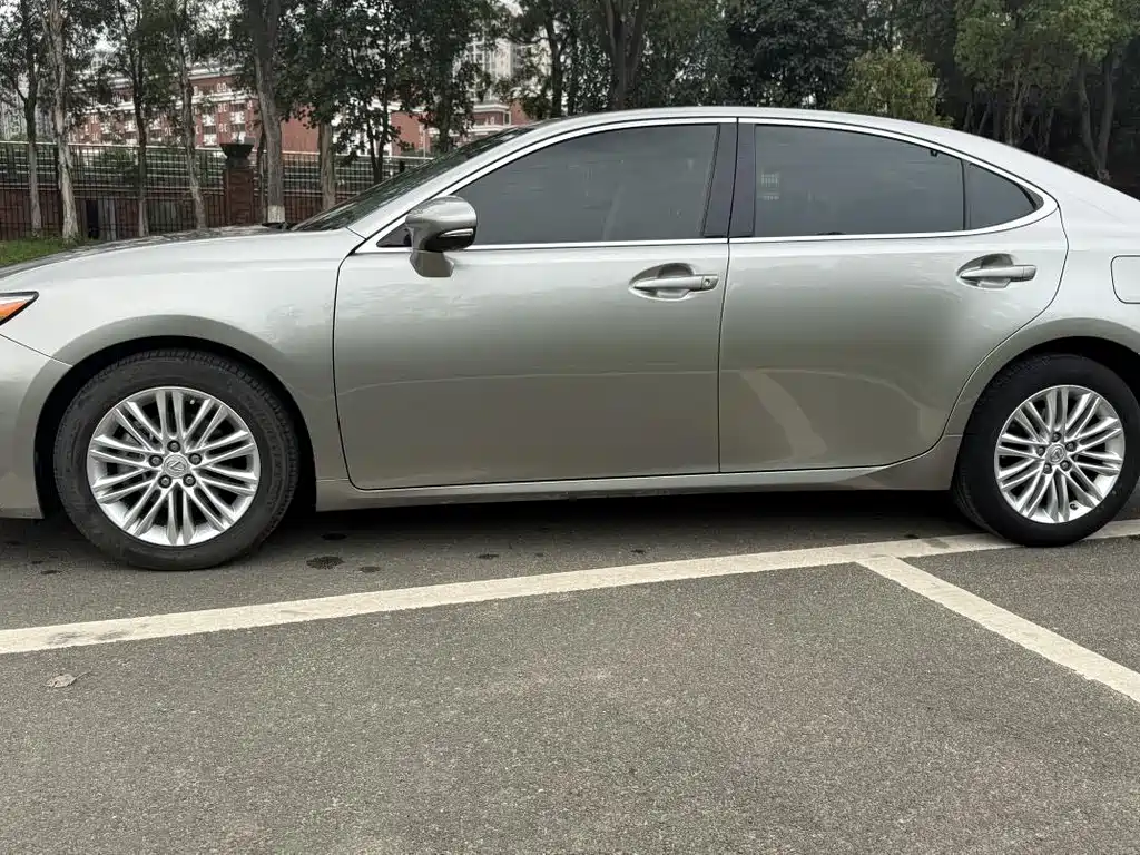Lexus ES 2016 — фото 12