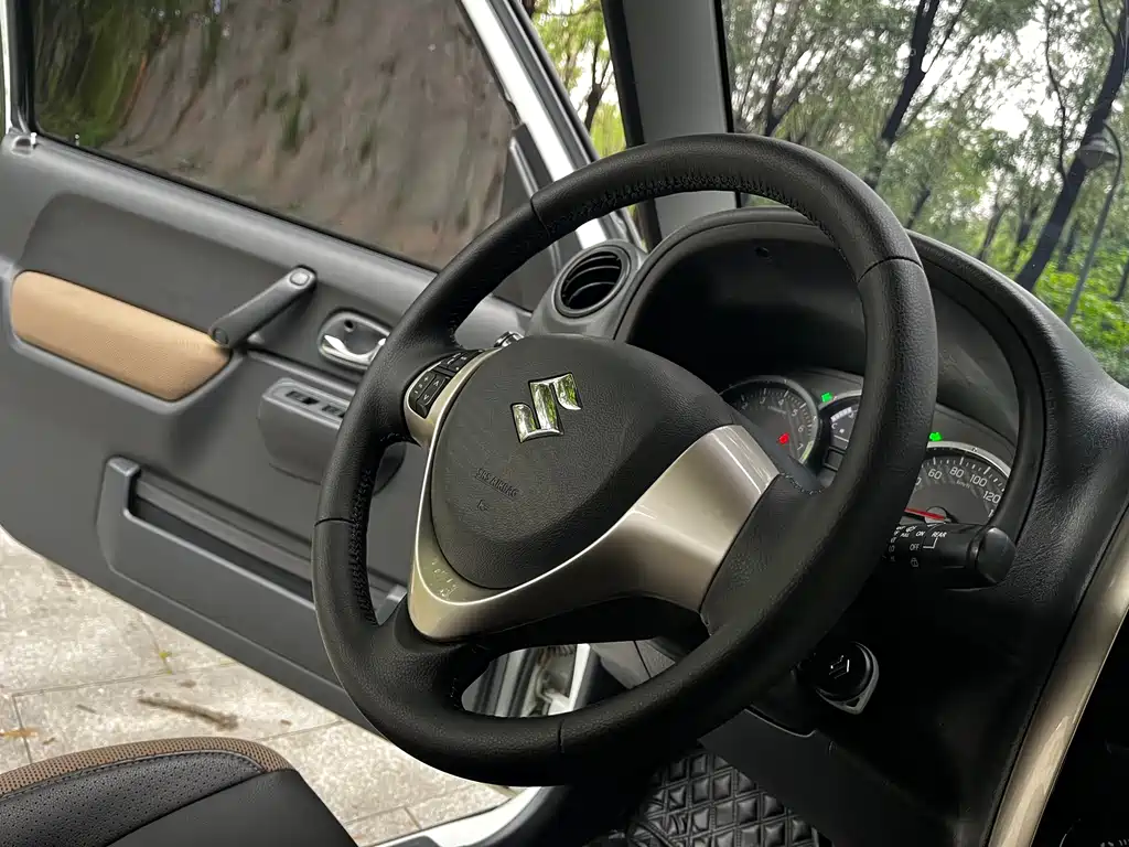 Suzuki Jimny 2017 — фото 10