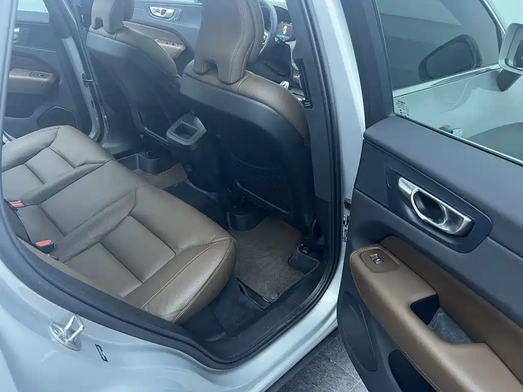 Volvo XC60 2022 — фото 15