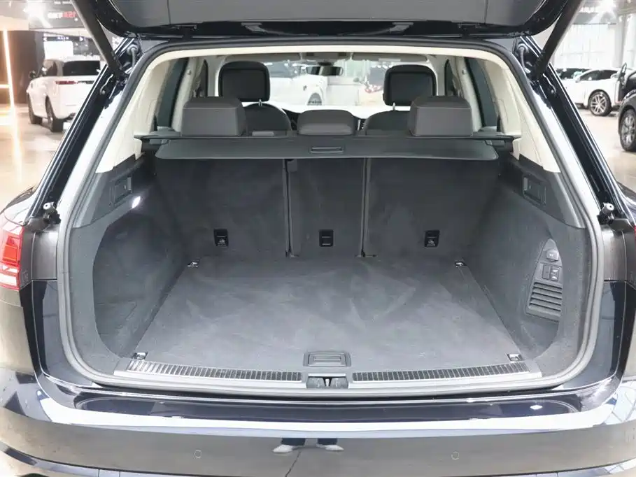 Volkswagen Touareg 2023 — фото 29