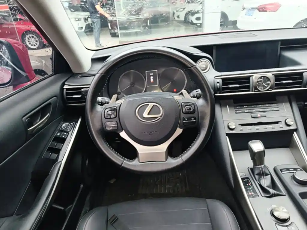 Lexus IS 2018 — фото 11