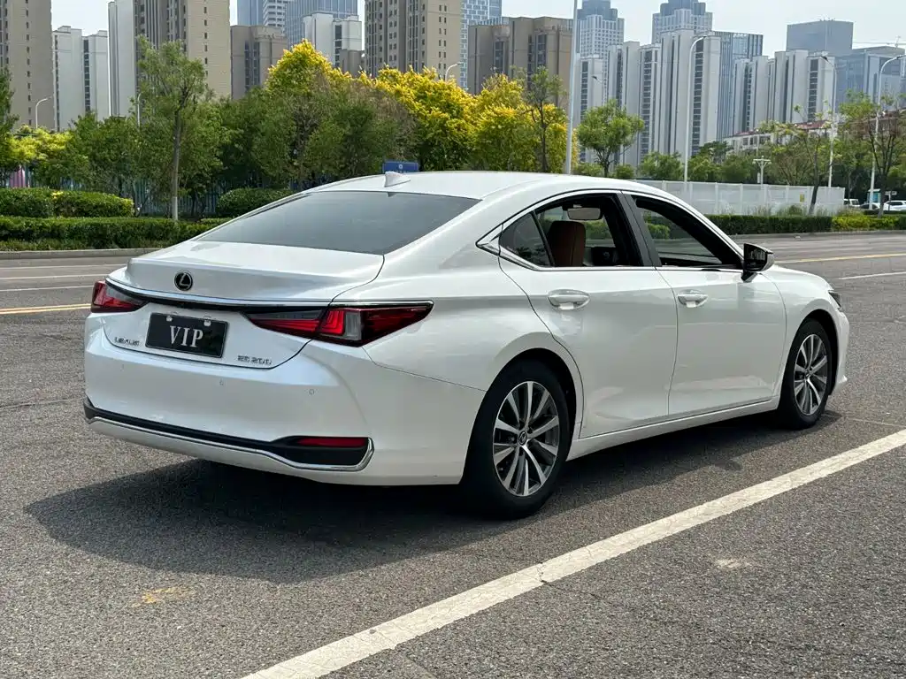 Lexus ES 2018 — фото 9