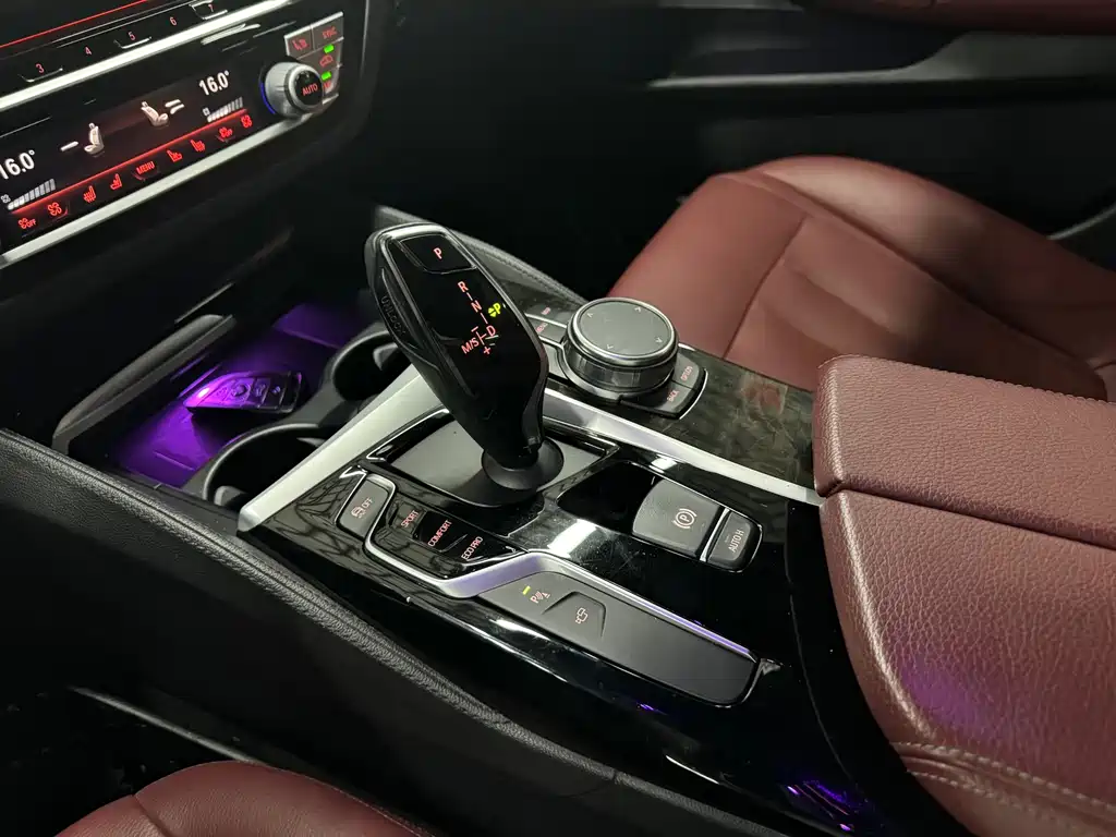 BMW 5 Series 2018 — фото 13
