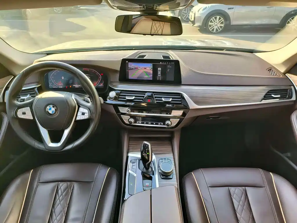 BMW 5 Series 2019 — фото 11
