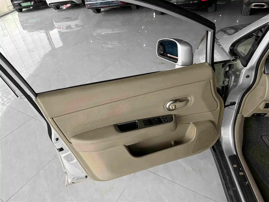 Nissan Tiida 2010