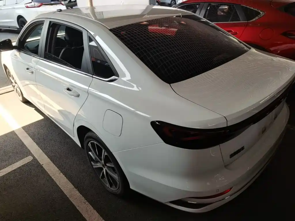 Geely Emgrand 2022