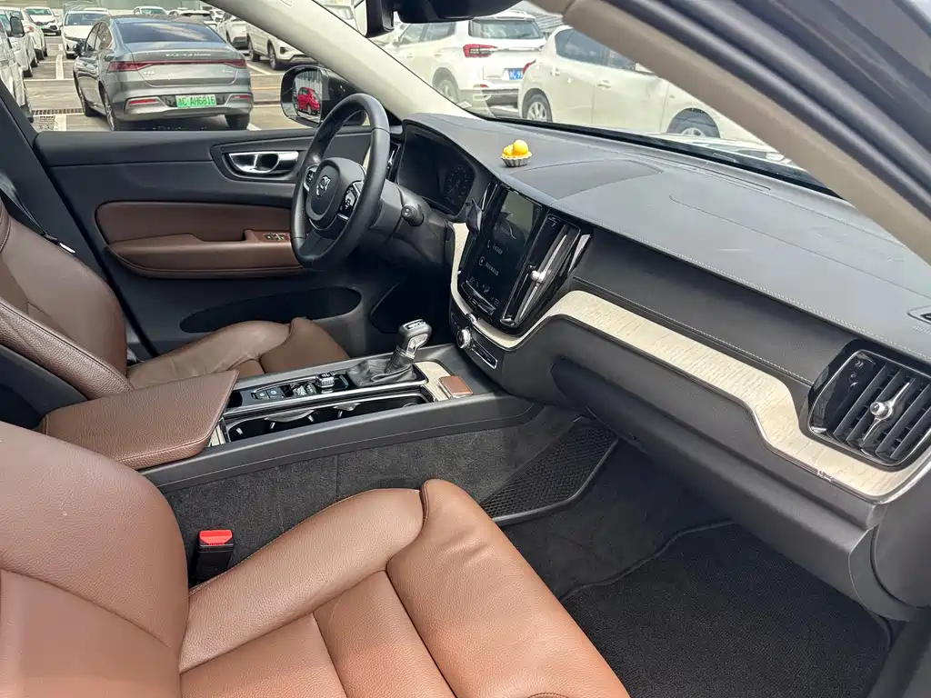 Volvo XC60 2020 — фото 10