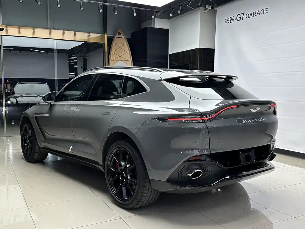Aston Martin DBX 2022 — фото 6