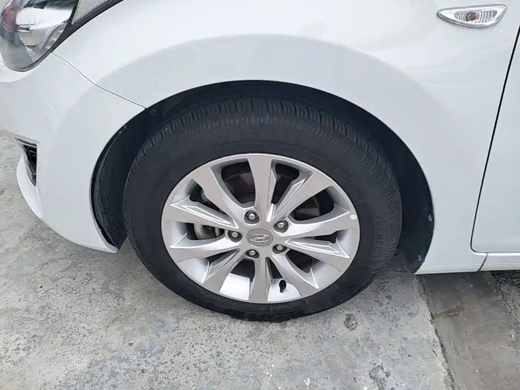 Hyundai Elantra 2017 — фото 23
